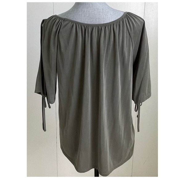GREEN ENVELOPE COLD SHOULDER TOP - Picture 4 of 5